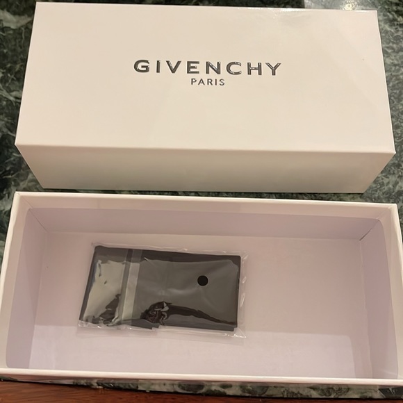 New Givenchy Eyeglasses Sunglasses Case With Cloth.7L, 1.75 , 3D. Black - Picture 3 of 8